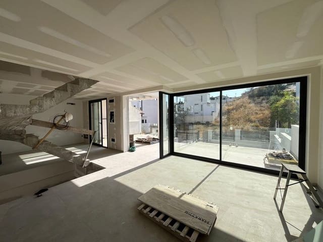 4 soveværelse Byhus til salg i Avda Pescia - Ctra de Frigiliana, Nerja med swimmingpool garage - € 695.000 (Ref: 9252224)