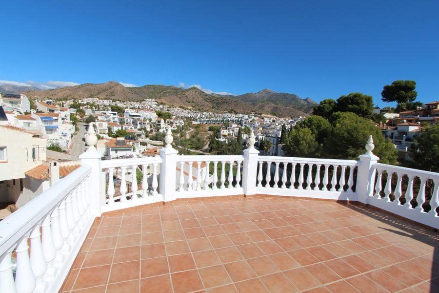 4 sypialnia Dom na sprzedaż w Nerja z basenem garażem - 1 450 000 € (Ref: 9349379)