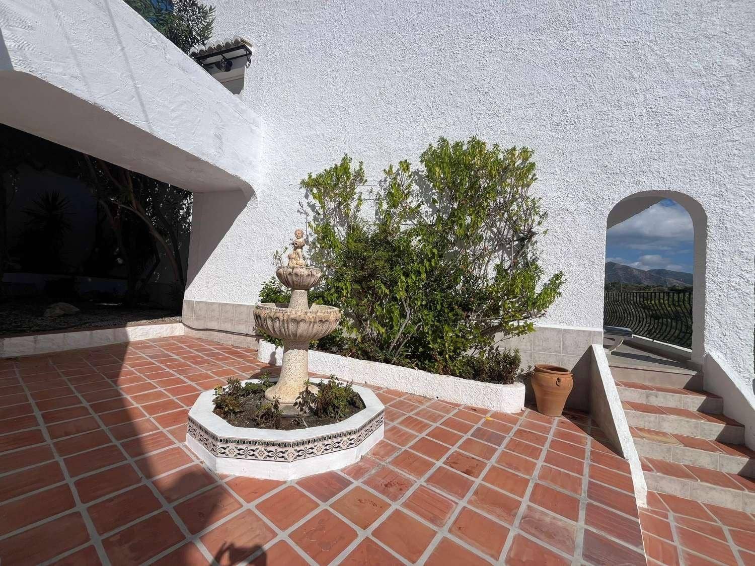 4 bedroom Villa for sale in Nerja with pool garage - € 849,000 (Ref: 9355779)