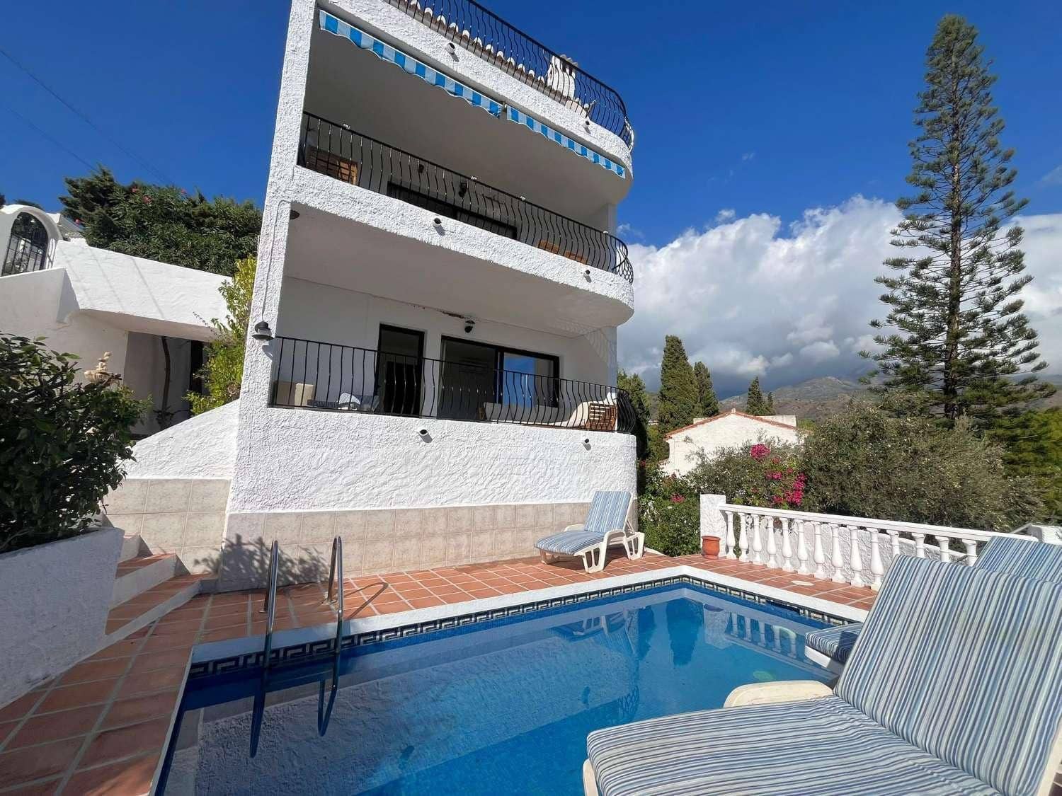 4 quarto Moradia para venda em Nerja com piscina garagem - 799 000 € (Ref: 9355779)