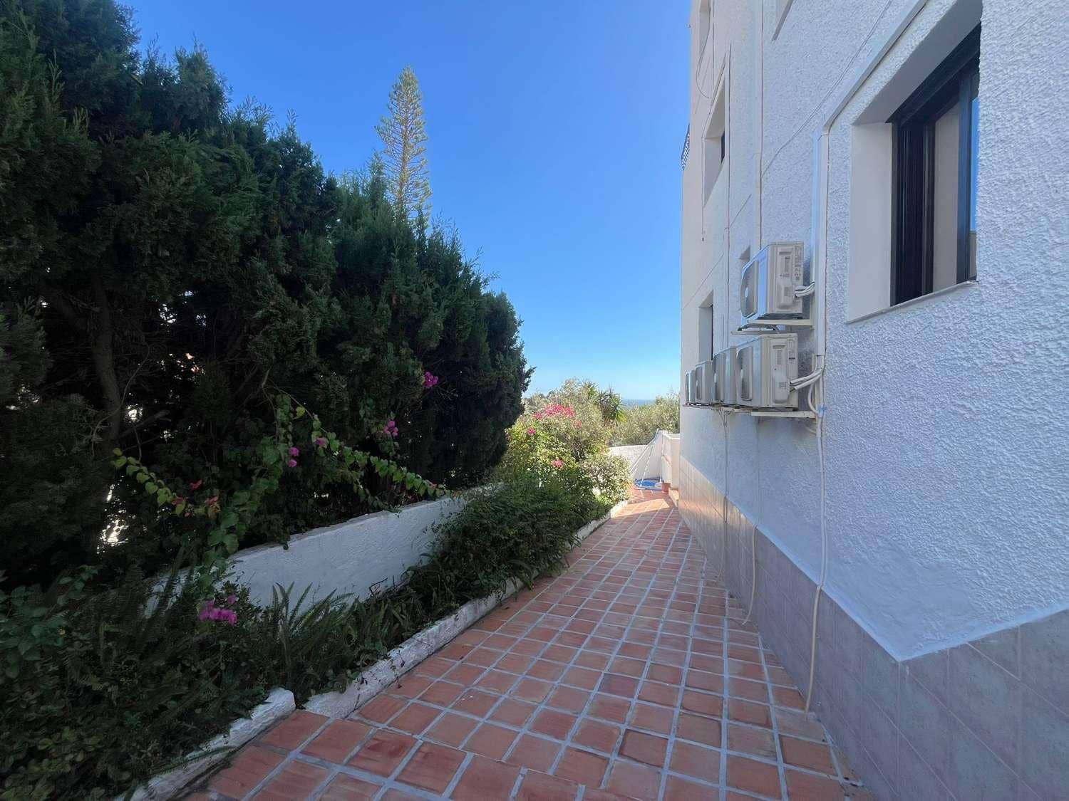 4 quarto Moradia para venda em Nerja com piscina garagem - 799 000 € (Ref: 9355779)