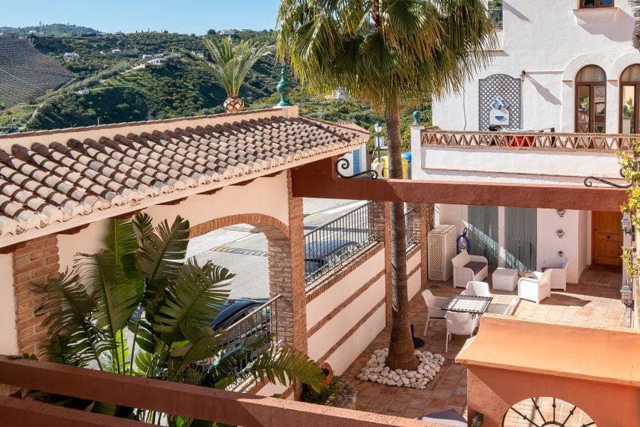 2 bedroom Apartment for sale in Frigiliana with pool - € 299,000 (Ref: 9758368)