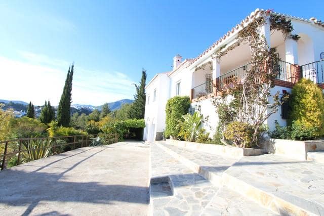 5 bedroom Townhouse for sale in Frigiliana with pool garage - € 1,050,000 (Ref: 9863941)