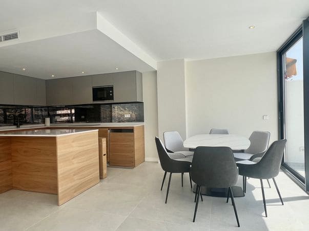 Apartamento de 2 habitaciones en Puerto Portals, Calvià en venta con piscina garaje - 1.050.000 € (Ref: 9816797)