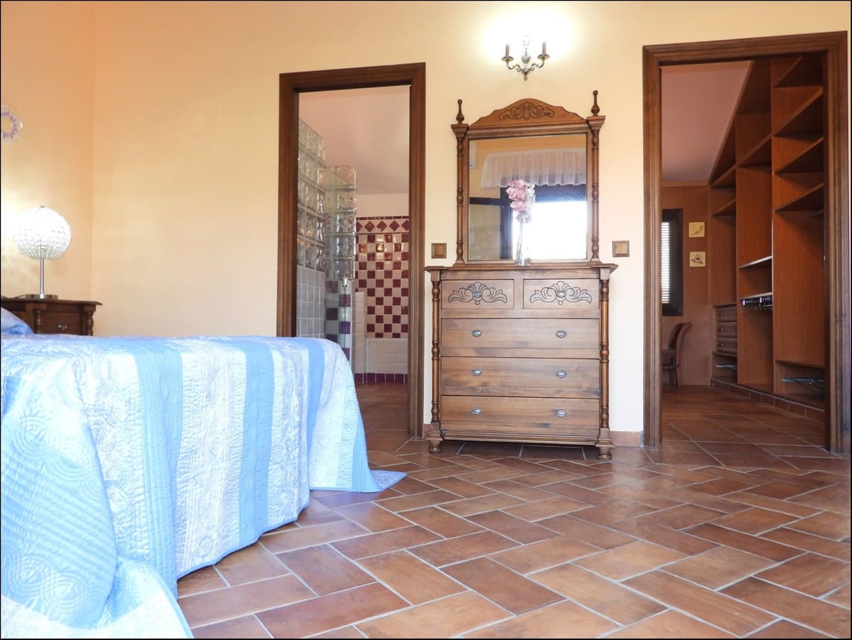 5 soverom Kjedet enebolig til salgs i La Duquesa / Puerto de la Duquesa med svømmebasseng garasje - € 950 000 (Ref: 5325716)