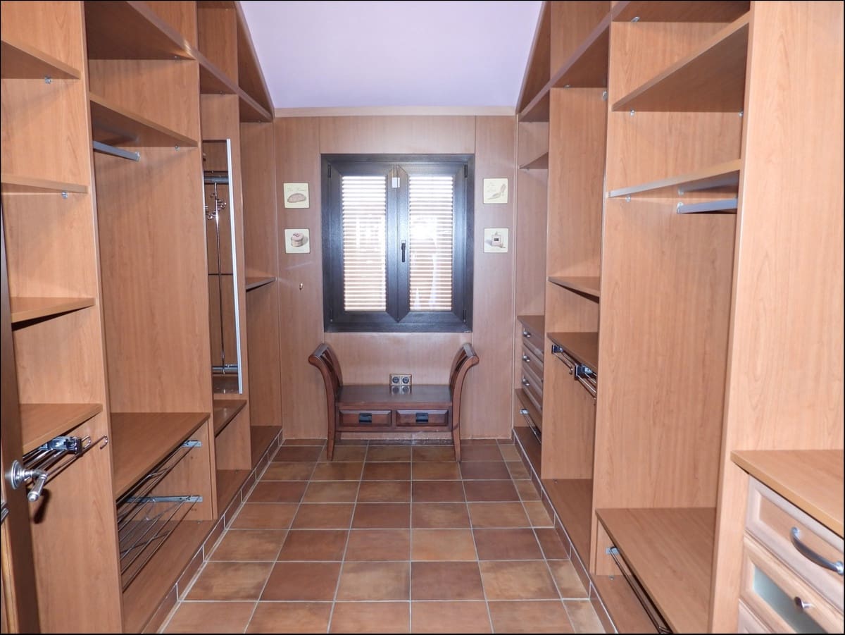 5 makuuhuone Paritalo myytävänä paikassa La Duquesa / Puerto de la Duquesa mukana uima-altaan 
autotalli - 950 000 € (Ref: 5325716)