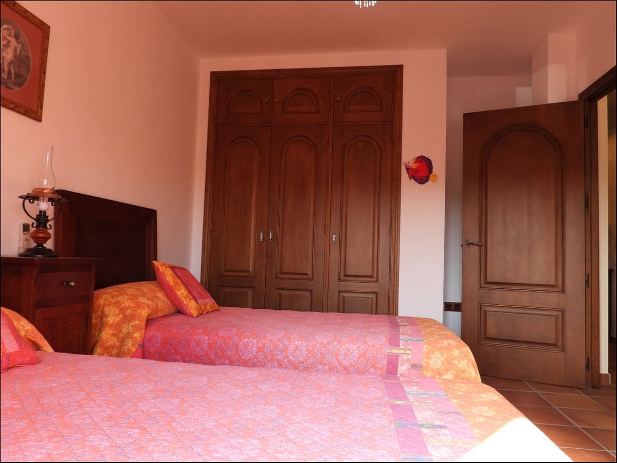 5 soveværelse Semi-Rækkehus til salg i La Duquesa / Puerto de la Duquesa med swimmingpool garage - € 950.000 (Ref: 5325716)