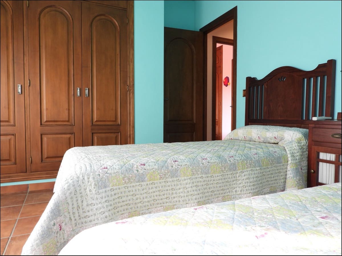 5 soveværelse Semi-Rækkehus til salg i La Duquesa / Puerto de la Duquesa med swimmingpool garage - € 950.000 (Ref: 5325716)