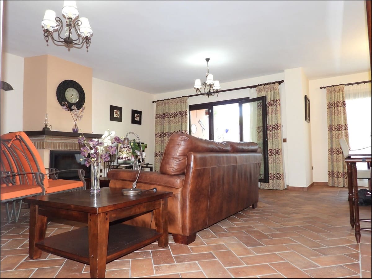 5 soveværelse Semi-Rækkehus til salg i La Duquesa / Puerto de la Duquesa med swimmingpool garage - € 950.000 (Ref: 5325716)