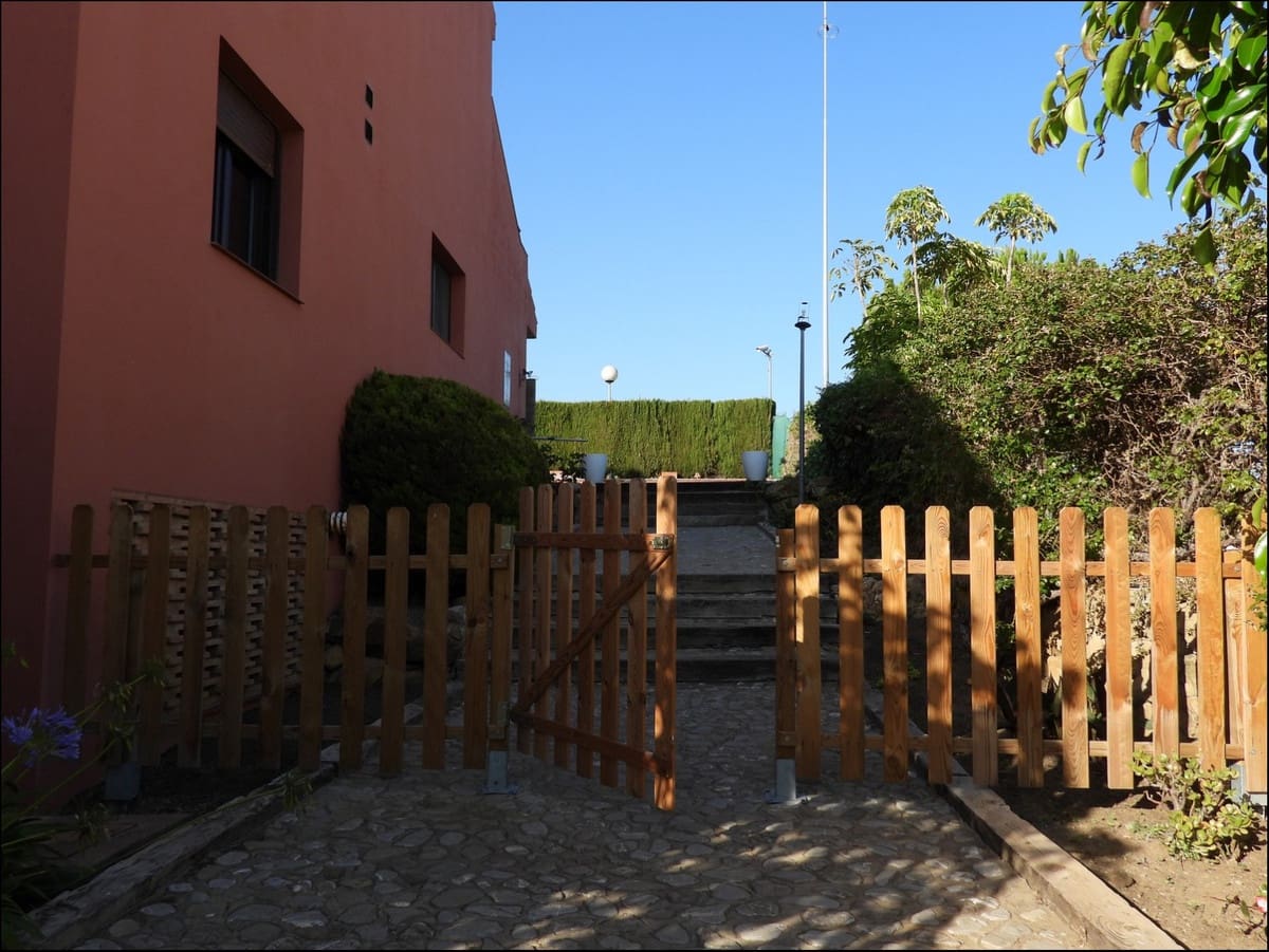 5 soveværelse Semi-Rækkehus til salg i La Duquesa / Puerto de la Duquesa med swimmingpool garage - € 950.000 (Ref: 5325716)