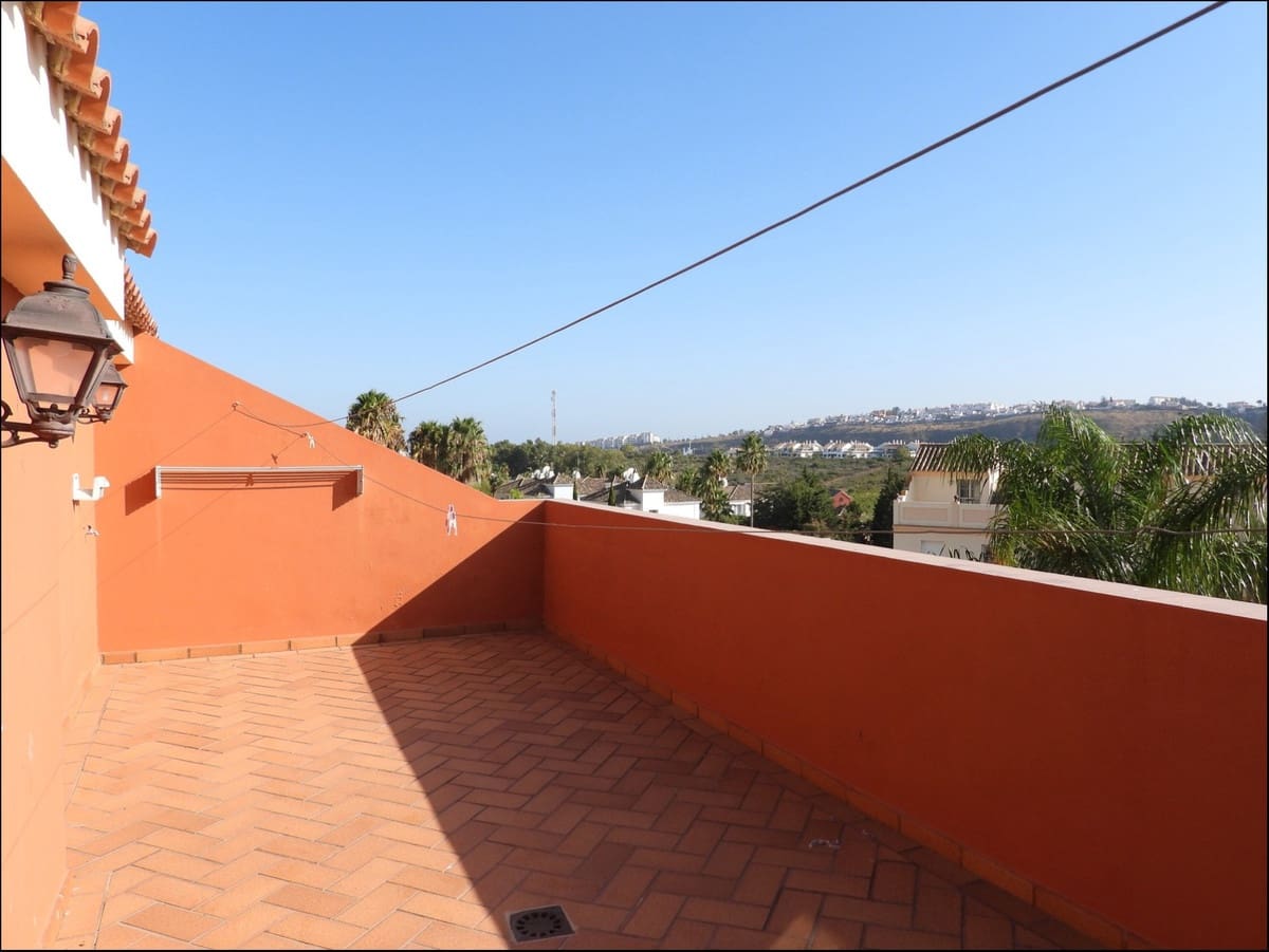 5 soveværelse Semi-Rækkehus til salg i La Duquesa / Puerto de la Duquesa med swimmingpool garage - € 950.000 (Ref: 5325716)