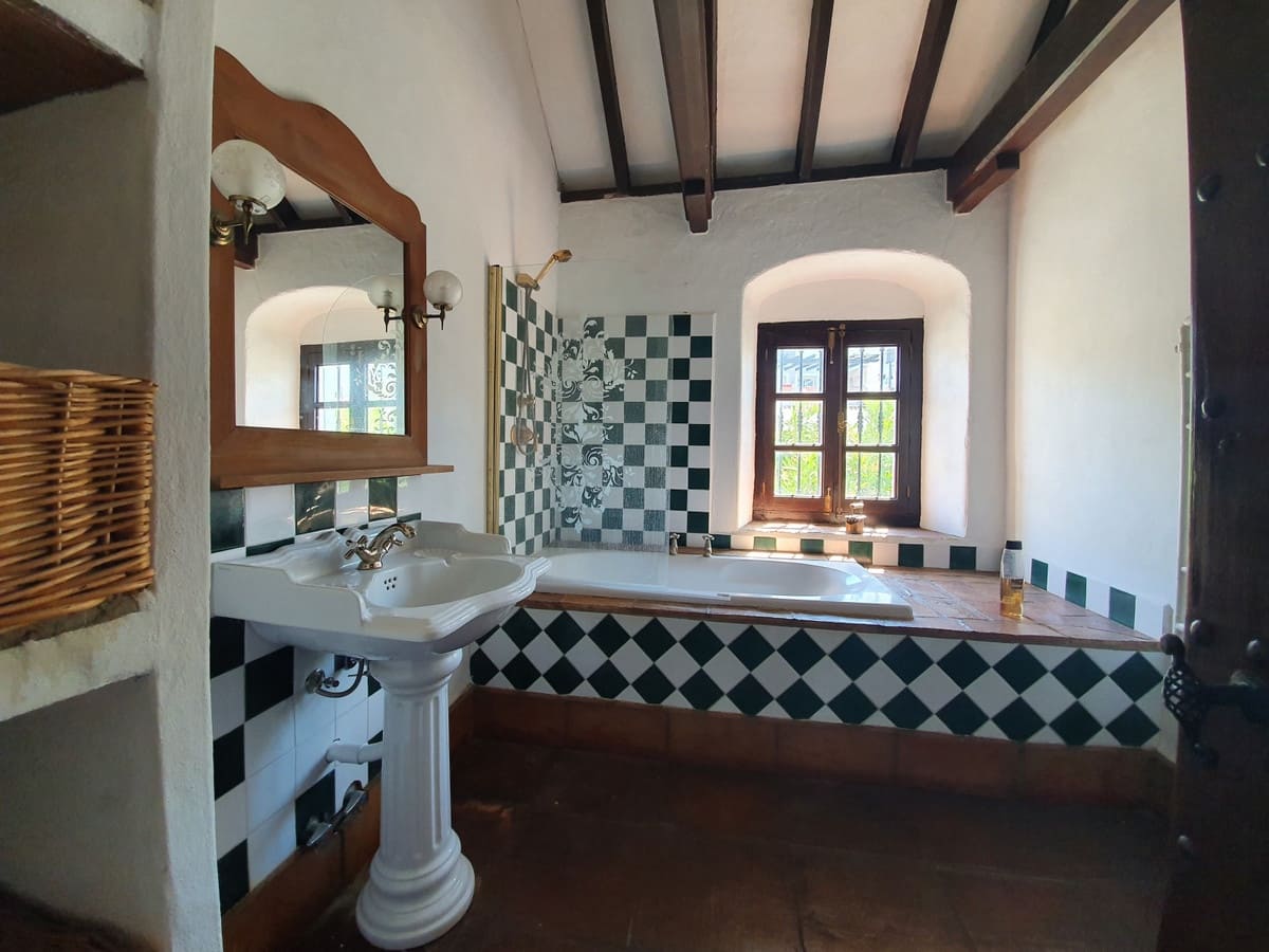 11 soveværelse Finca/Landehus til salg i San Enrique de Guadiaro med swimmingpool garage - € 3.500.000 (Ref: 6073479)