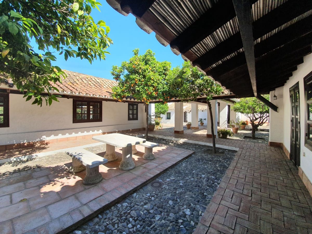 11 soveværelse Finca/Landehus til salg i San Enrique de Guadiaro med swimmingpool garage - € 3.500.000 (Ref: 6073479)