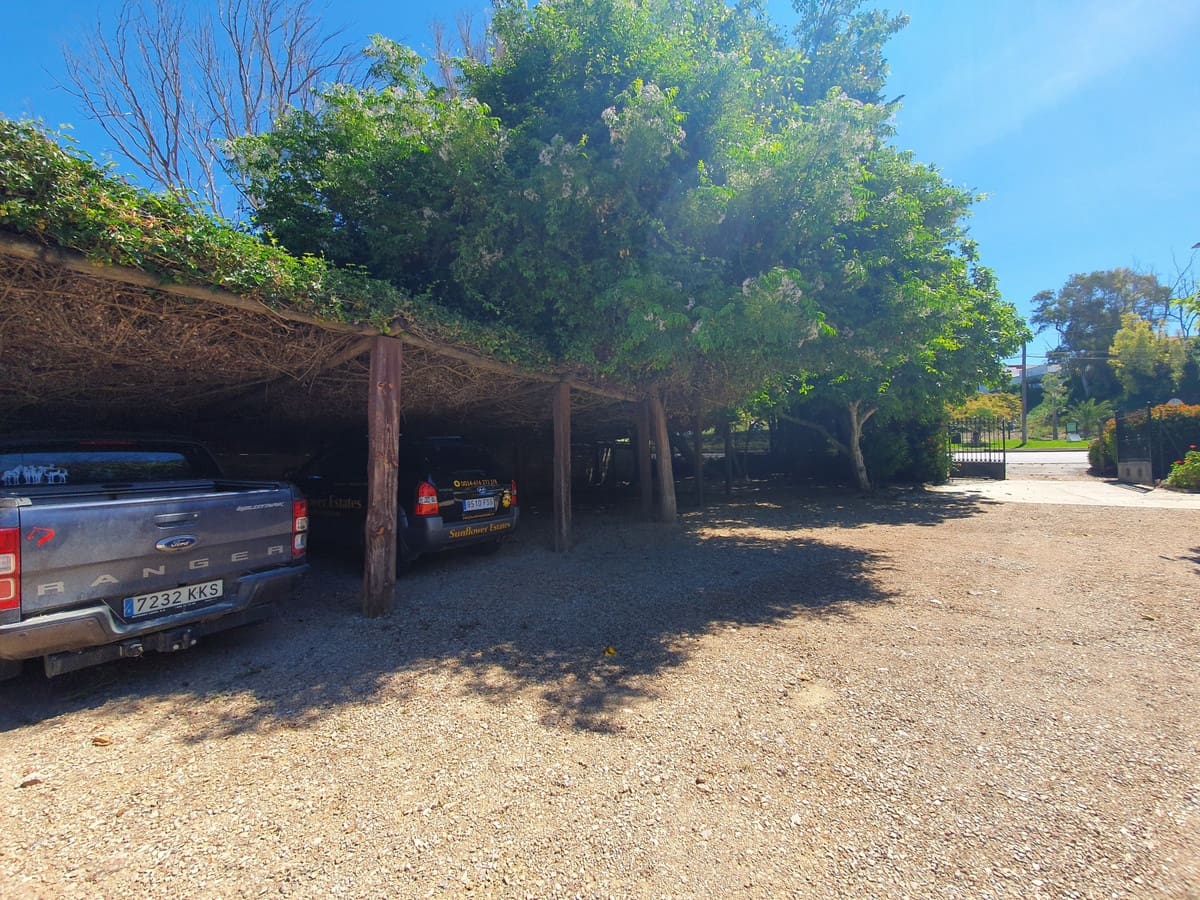 11 soveværelse Finca/Landehus til salg i San Enrique de Guadiaro med swimmingpool garage - € 3.500.000 (Ref: 6073479)