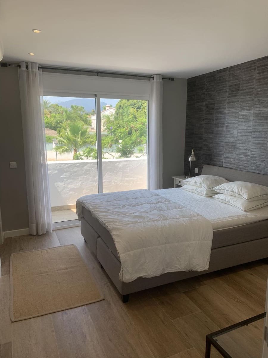 3 soverom Hus til salgs i Nueva Andalucia med svømmebasseng garasje - € 949 000 (Ref: 7678079)