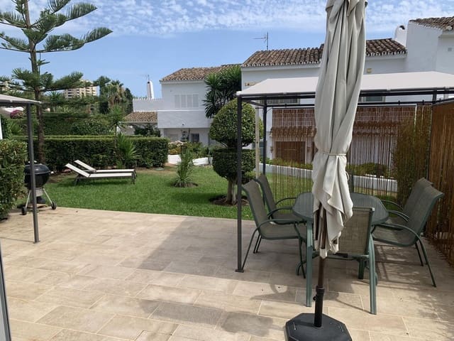 3 makuuhuone Omakotitalo myytävänä paikassa Nueva Andalucia, Marbella mukana uima-altaan 
autotalli - 949 000 € (Ref: 7678079)