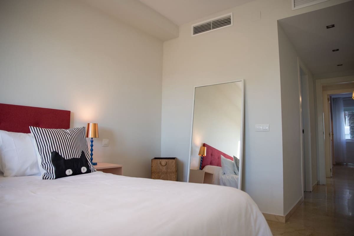 2 sypialnia Apartament na sprzedaż w La Duquesa / Puerto de la Duquesa z basenem garażem - 260 000 € (Ref: 7853915)