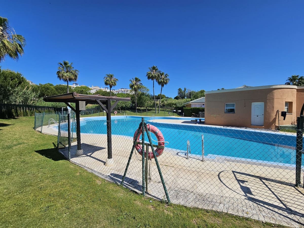 Apartamento de 2 habitaciones en San Luis de Sabinillas en venta con piscina garaje - 250.000 € (Ref: 9144691)