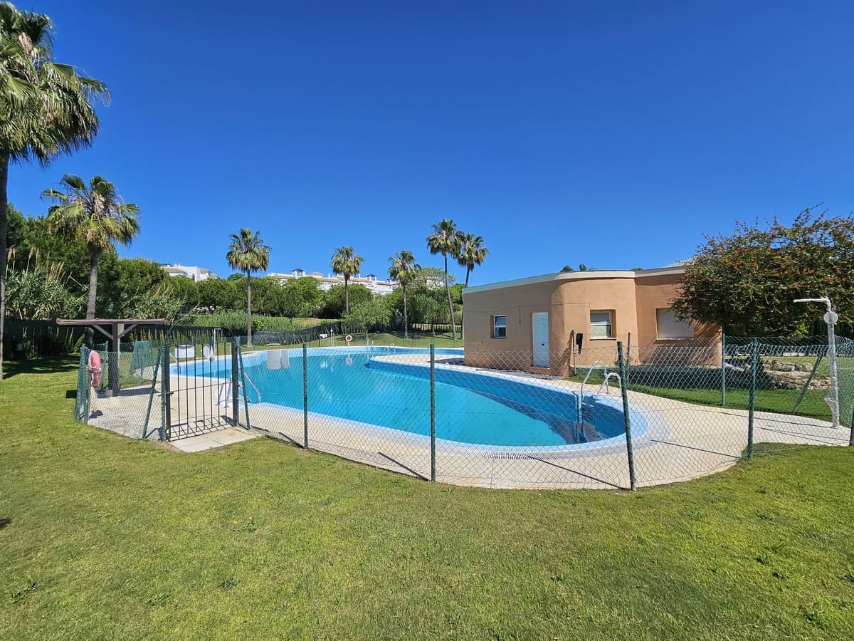 Apartamento de 2 habitaciones en San Luis de Sabinillas en venta con piscina garaje - 250.000 € (Ref: 9144691)