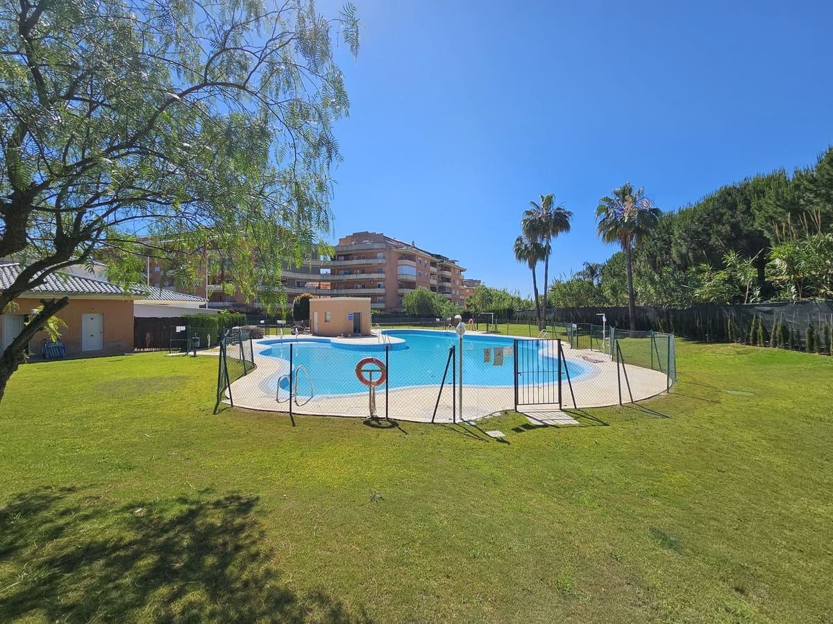 Apartamento de 2 habitaciones en San Luis de Sabinillas en venta con piscina garaje - 250.000 € (Ref: 9144691)