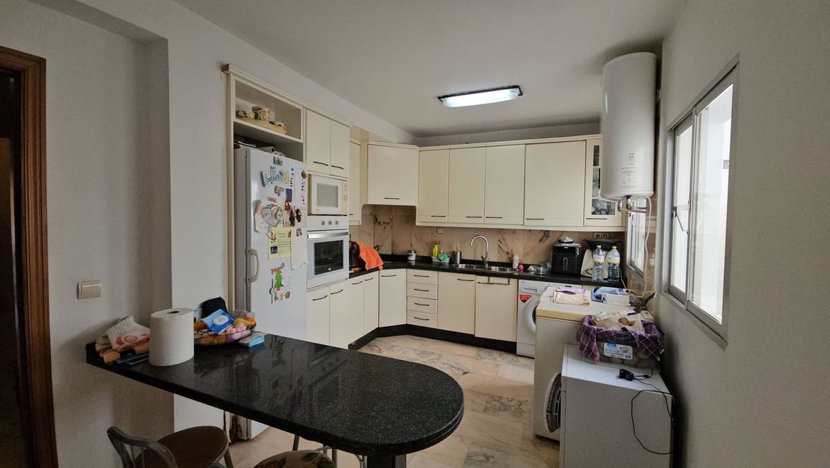 3 bedroom Apartment for sale in Estepona - € 330,000 (Ref: 9145121)