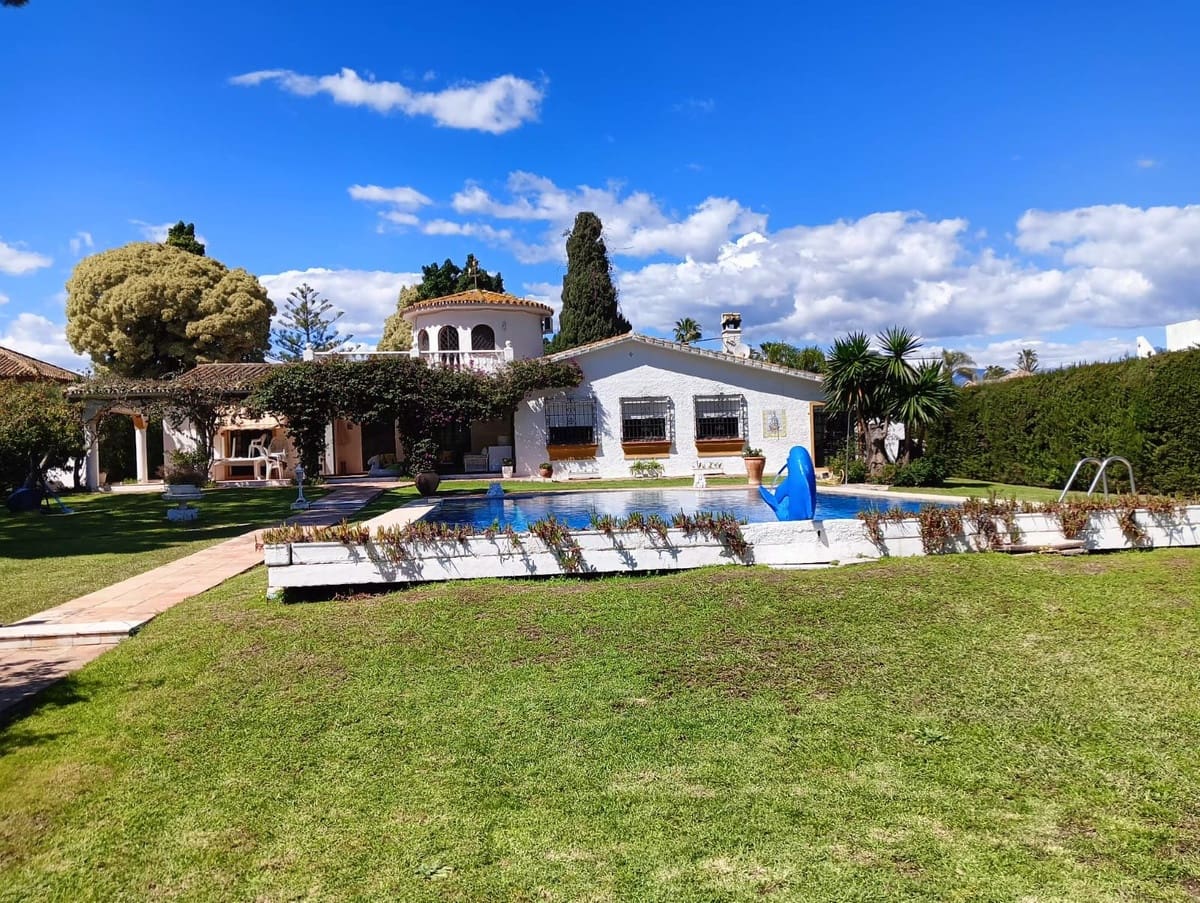   4 soveværelse   ferieVilla i San Pedro de Alcantara   med   swimmingpool  garage  - € 4.000 (Ref: 9148431)