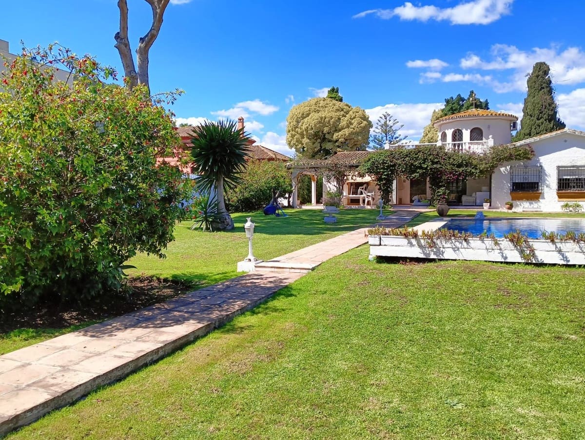   4 soveværelse   ferieVilla i San Pedro de Alcantara   med   swimmingpool  garage  - € 4.000 (Ref: 9148431)