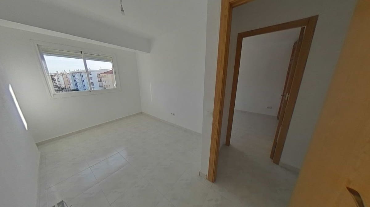 3 bedroom Apartment for sale in Estepona - € 204,000 (Ref: 9521915)