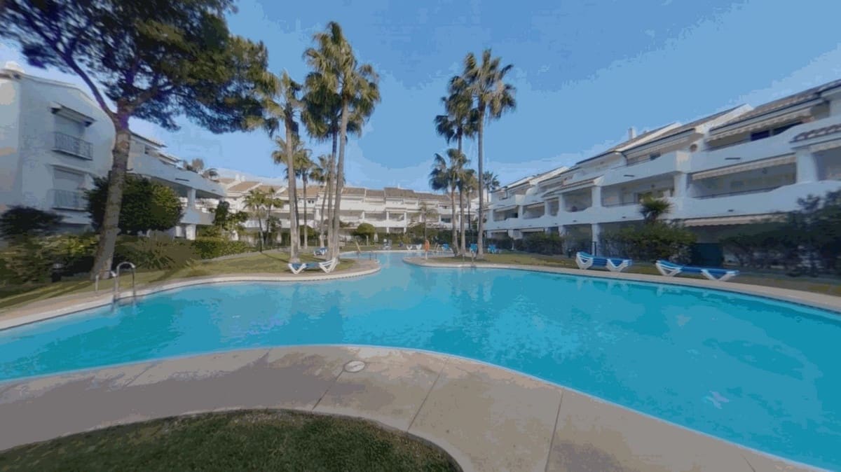 3 makuuhuone Ranta-asunto myytävänä paikassa Estepona mukana uima-altaan - 495 000 € (Ref: 9532520)