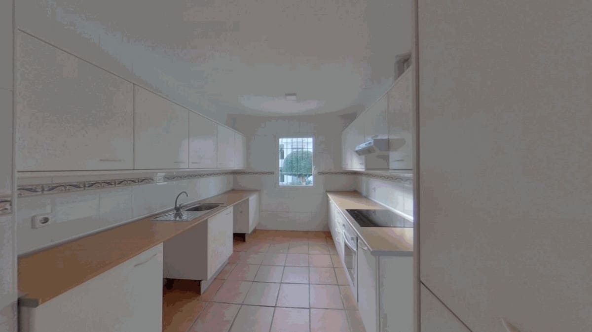 3 makuuhuone Ranta-asunto myytävänä paikassa Estepona mukana uima-altaan - 495 000 € (Ref: 9532520)