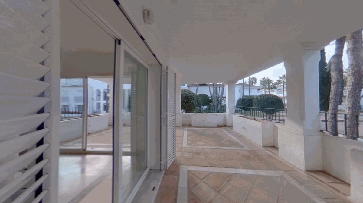 3 makuuhuone Ranta-asunto myytävänä paikassa Estepona mukana uima-altaan - 495 000 € (Ref: 9532520)