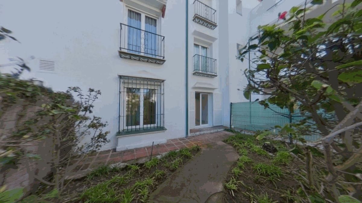 3 makuuhuone Ranta-asunto myytävänä paikassa Estepona mukana uima-altaan - 495 000 € (Ref: 9532520)