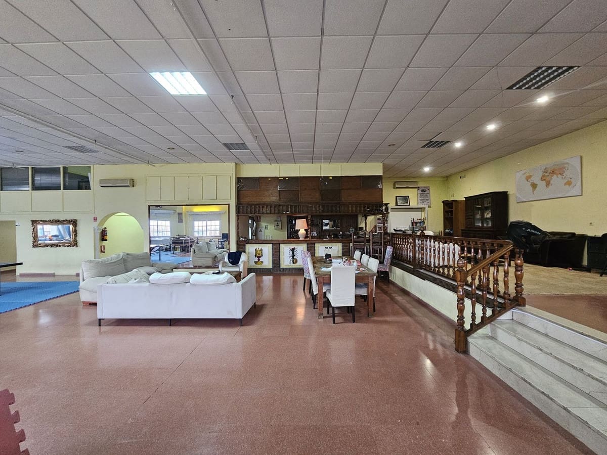 Commercial for sale in Estepona - € 699,000 (Ref: 9548613)