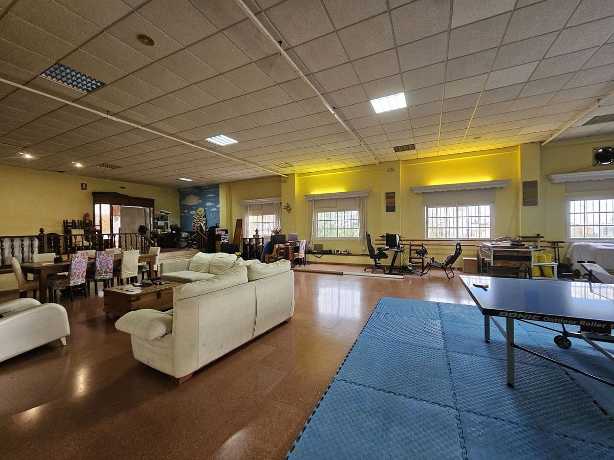 Commercial for sale in Estepona - € 699,000 (Ref: 9548613)