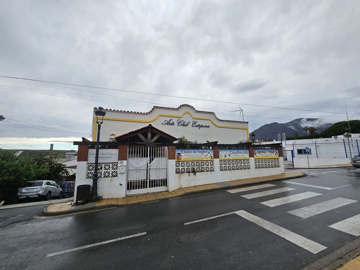 Commercial for sale in Estepona - € 699,000 (Ref: 9548613)