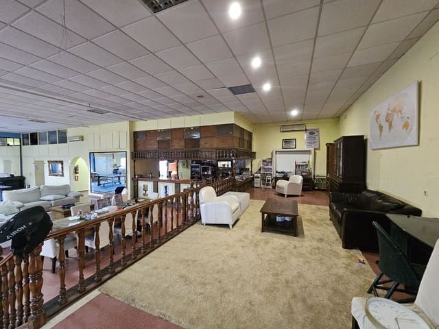 Kommersiell till salu i Estepona - 699 000 € (Ref: 9548613)