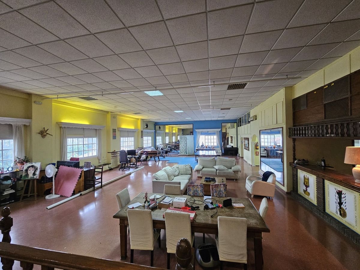 Commercial for sale in Estepona - € 699,000 (Ref: 9548613)