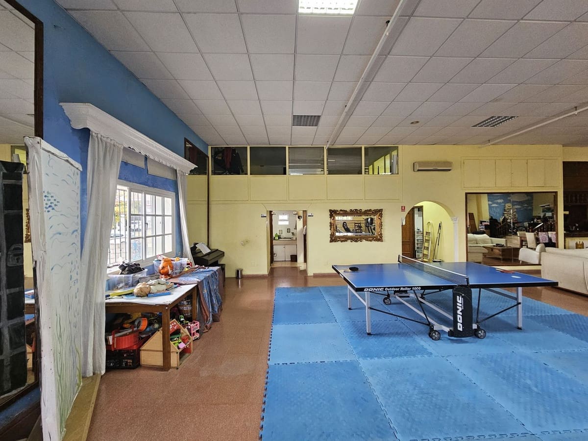 Commercial for sale in Estepona - € 699,000 (Ref: 9548613)