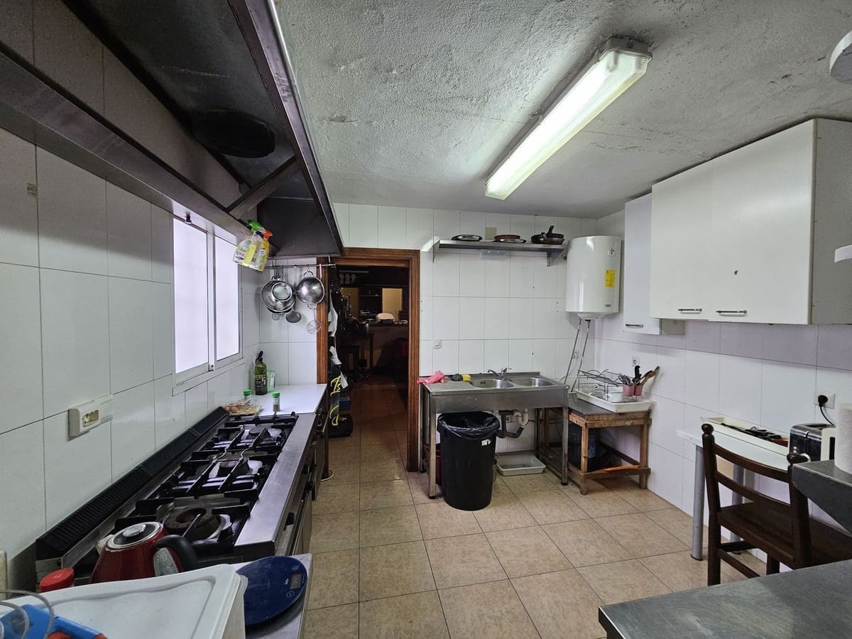 Commercial for sale in Estepona - € 699,000 (Ref: 9548613)