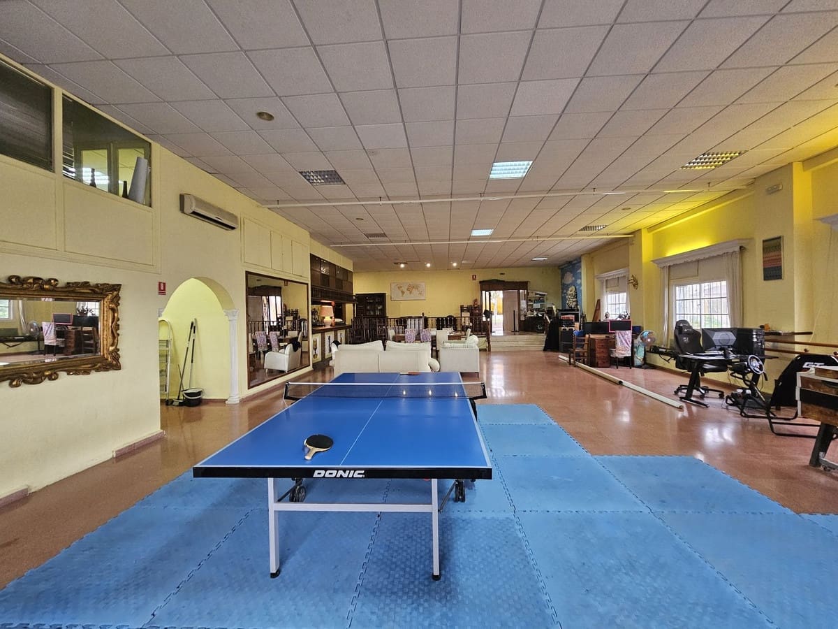 Commercial for sale in Estepona - € 699,000 (Ref: 9548613)