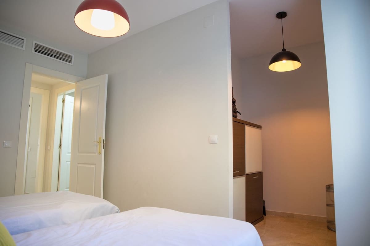 2 sypialnia Apartament na sprzedaż w La Duquesa / Puerto de la Duquesa z basenem garażem - 260 000 € (Ref: 9588355)