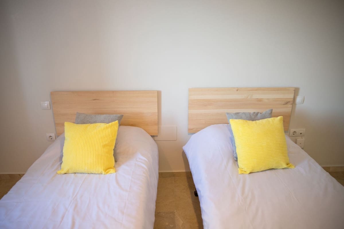 2 sypialnia Apartament na sprzedaż w La Duquesa / Puerto de la Duquesa z basenem garażem - 260 000 € (Ref: 9588355)