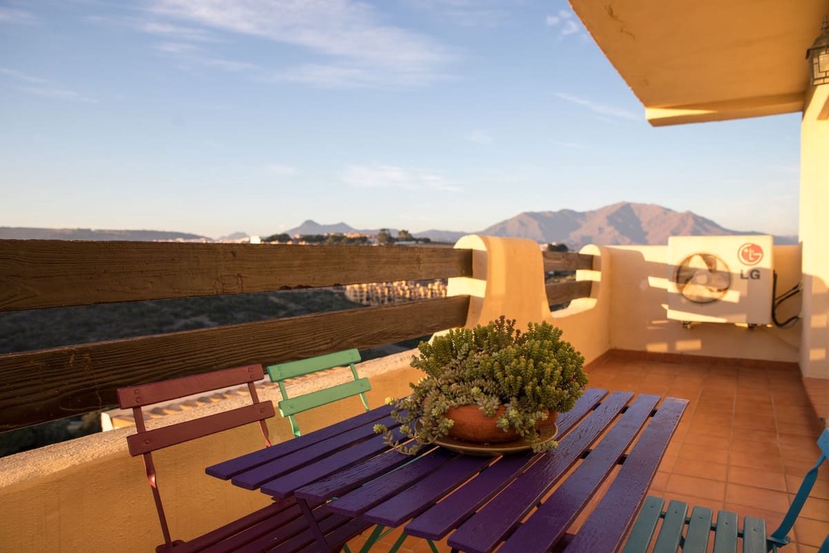 2 bedroom Apartment for sale in La Duquesa / Puerto de la Duquesa with pool garage - € 255,000 (Ref: 9588355)