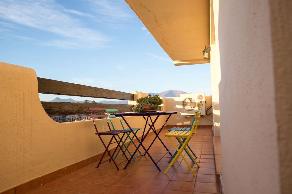 2 bedroom Apartment for sale in La Duquesa / Puerto de la Duquesa with pool garage - € 255,000 (Ref: 9588355)