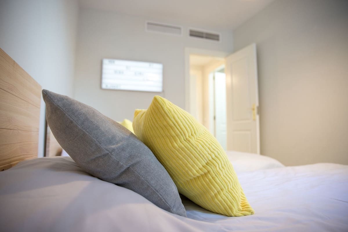 2 bedroom Apartment for sale in La Duquesa / Puerto de la Duquesa with pool garage - € 255,000 (Ref: 9588355)