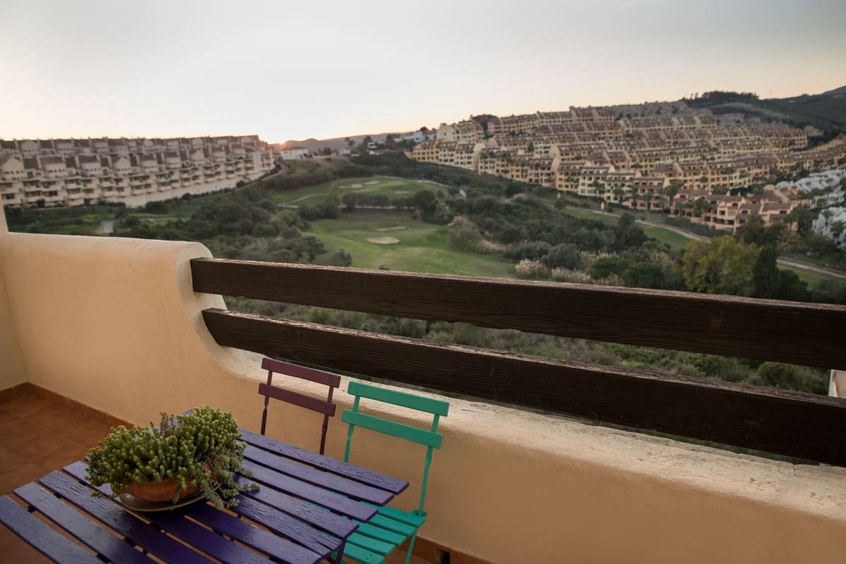 2 bedroom Apartment for sale in La Duquesa / Puerto de la Duquesa with pool garage - € 255,000 (Ref: 9588355)