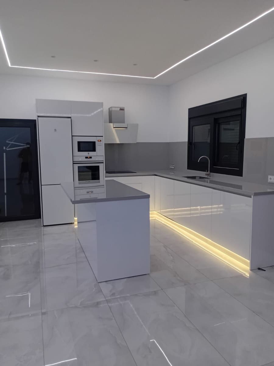 4 bedroom Villa for sale in La Linea de la Concepcion with pool - € 299,000 (Ref: 9755094)