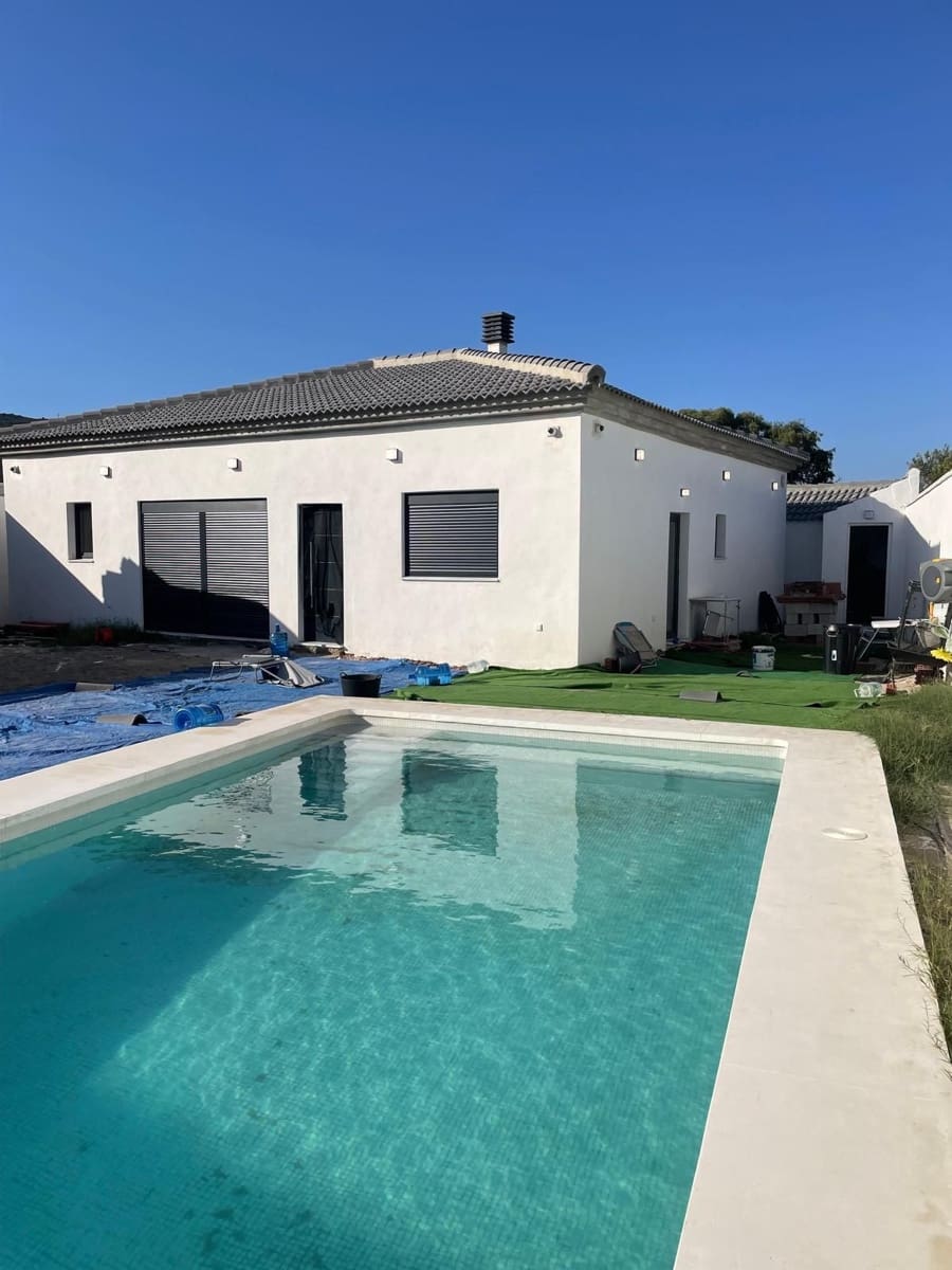 4 bedroom Villa for sale in La Linea de la Concepcion with pool - € 299,000 (Ref: 9755094)