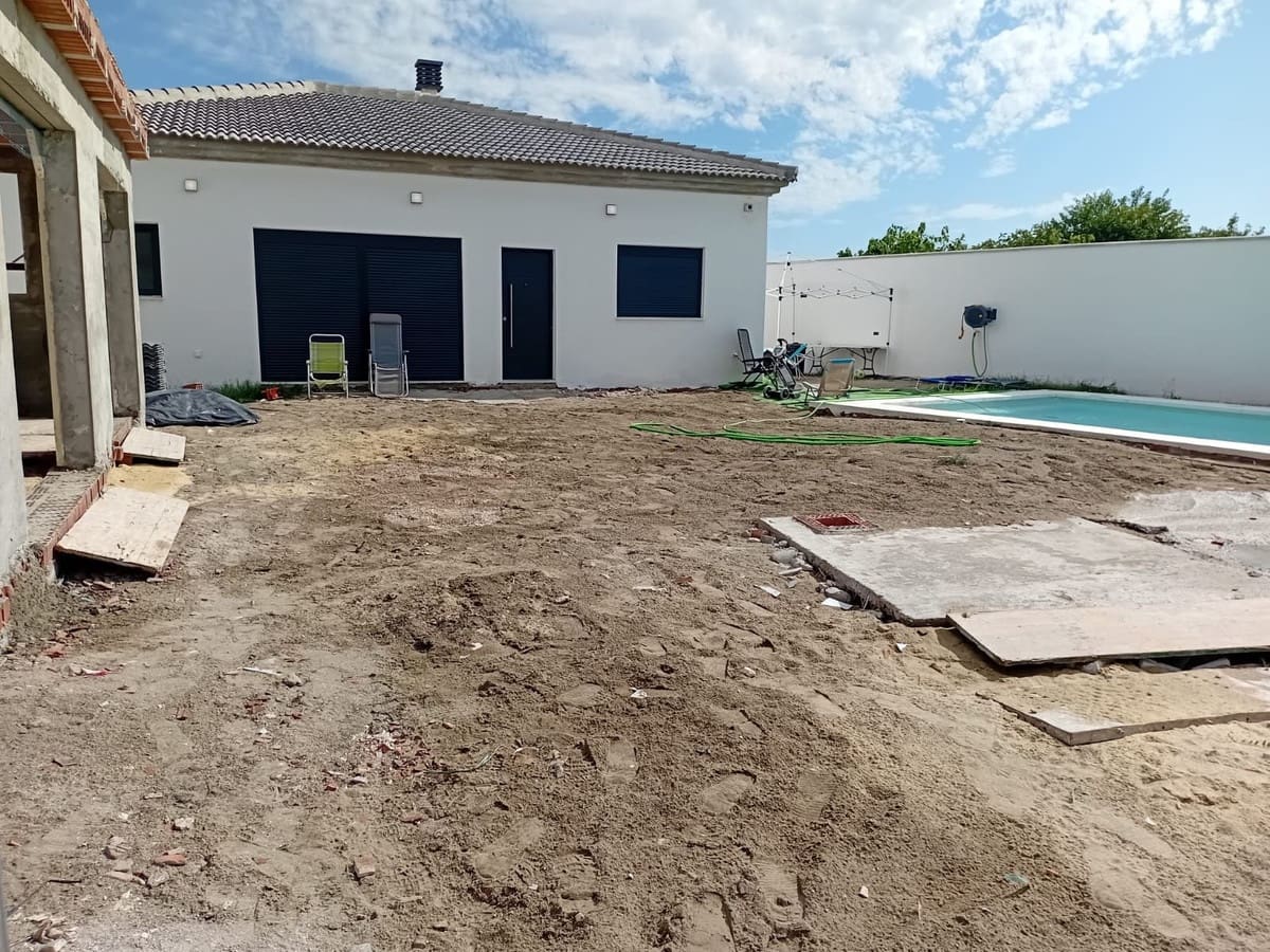 4 bedroom Villa for sale in La Linea de la Concepcion with pool - € 299,000 (Ref: 9755094)