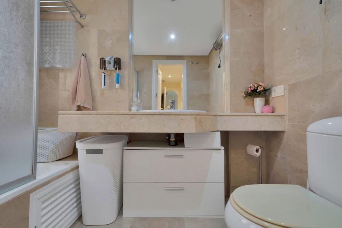3 bedroom Apartment for sale in La Duquesa / Puerto de la Duquesa with pool garage - € 319,000 (Ref: 9929958)